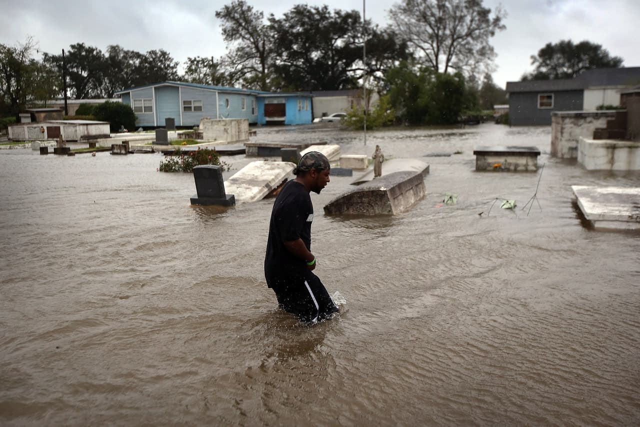 <b>Nueva Orleans.</b>
<br>
<br>La población de esta ciudad está creciendo rápidamente, aumentó 13.5% desde 2010, sin embargo los pronósticos para las próximas décadas son inquietantes.
<br>
<br>Nueva Orleans es la ciudad estadounidense 
<a href="https://weather.com/news/news/2020-09-01-hurricane-katrina-anniversary-new-orleans-rising-sea-levels-flooding"><u>más amenazada por el cambio climático</u></a>, según un informe de Weather.com. El devastador huracán Katrina de 2005 fue quizás un anticipo de lo que podría venir, además la ciudad literalmente se está hundiendo, hasta 2 pulgadas por año. Gran parte del área metropolitana de esta urbe protegida por diques ya está por debajo del nivel del mar.