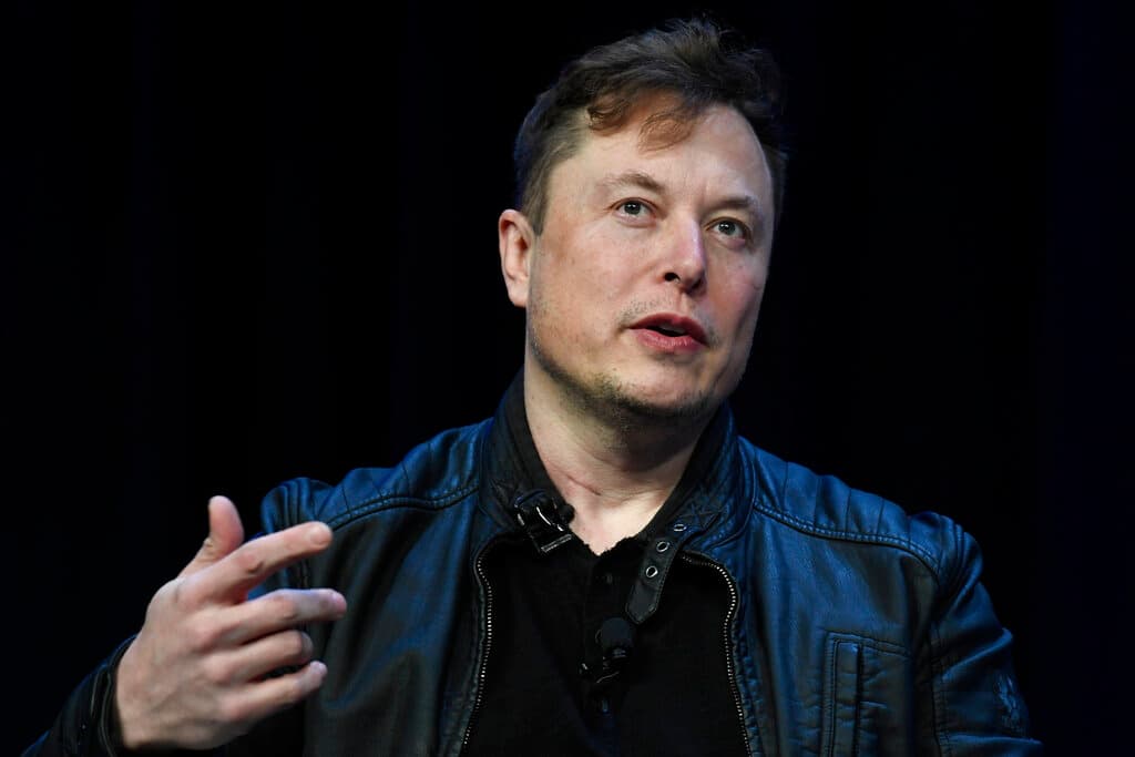 Trabajadores abandonan Twitter tras el ultimátum de Elon Musk, según medios