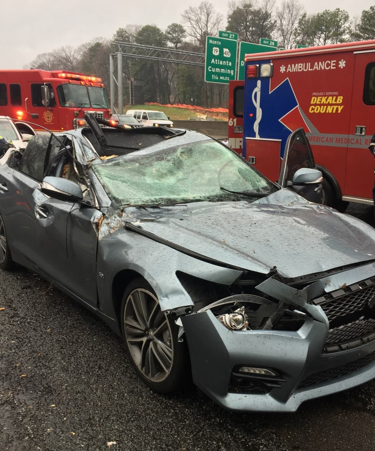 Una persona también se salvó este jueves luego de que un árbol le cayó encima al auto en que viajaba en la carretera Interestatal 285.