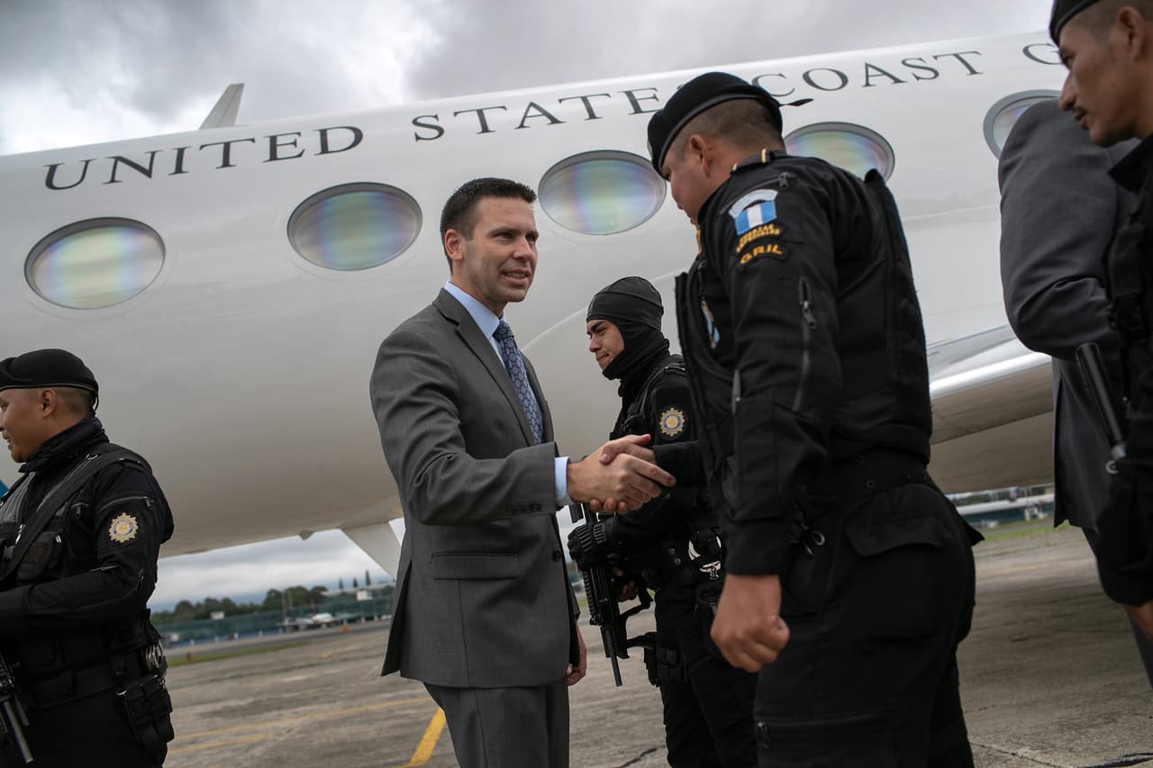En medio de la incertidumbre por la calificación de 'tercer país seguro', McAleenan visita Guatemala