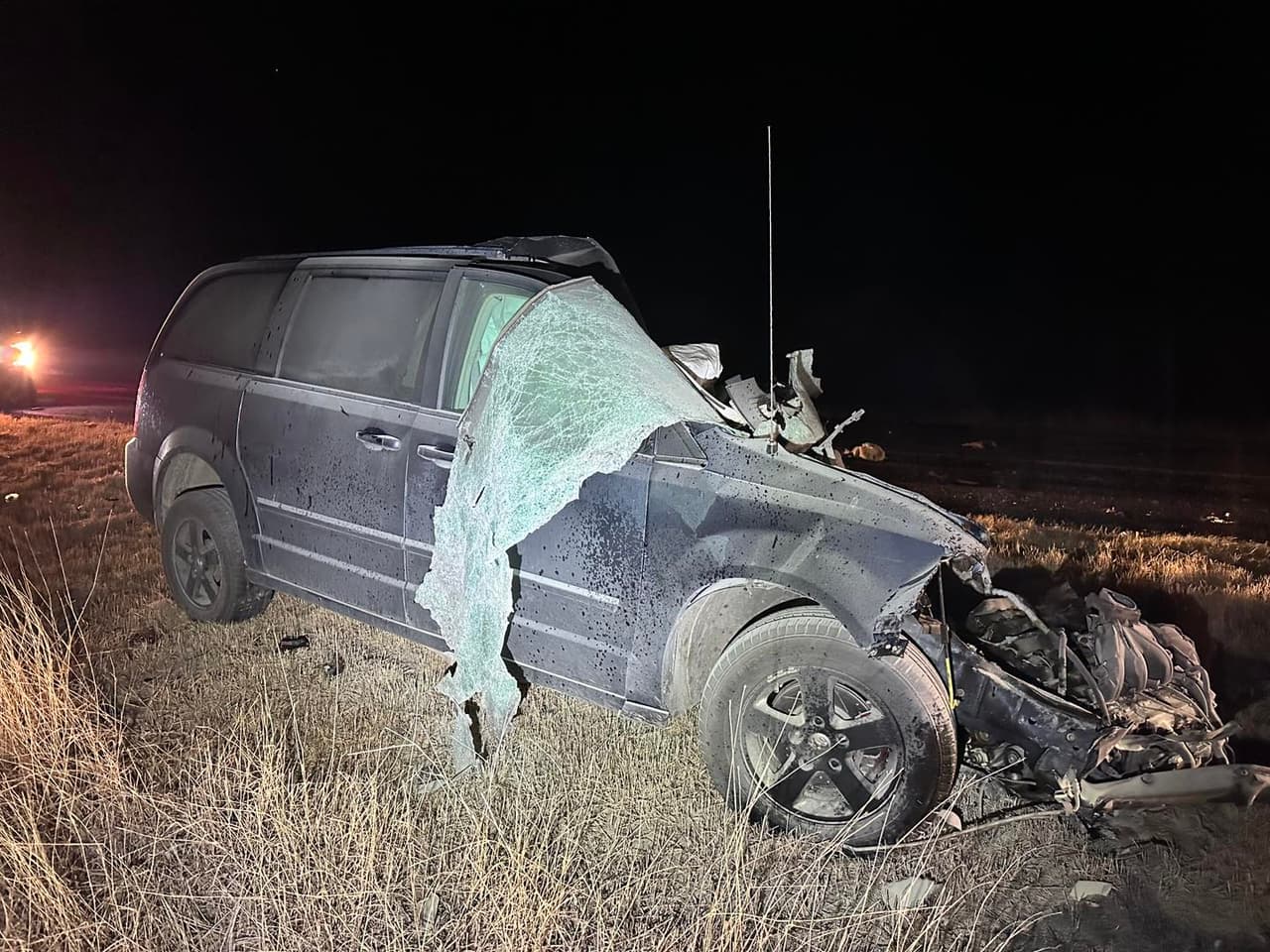 Según información preliminar del Departamento de Seguridad de Texas, una camioneta chocó a otra por detrás, al no poder frenar debido al hielo negro sobre la carretera.
<br>
<br>Al ver el accidente, el conductor de otro vehículo, una Ford-150, se detuvo en el puente para tratar de ayudarse.
<br>
<br>A los pocos minutos, cuando ya estaban a la orilla de la carretera, un tráiler que pasaba por el lugar derrapó y se impactó contra los vehículos estacionados.