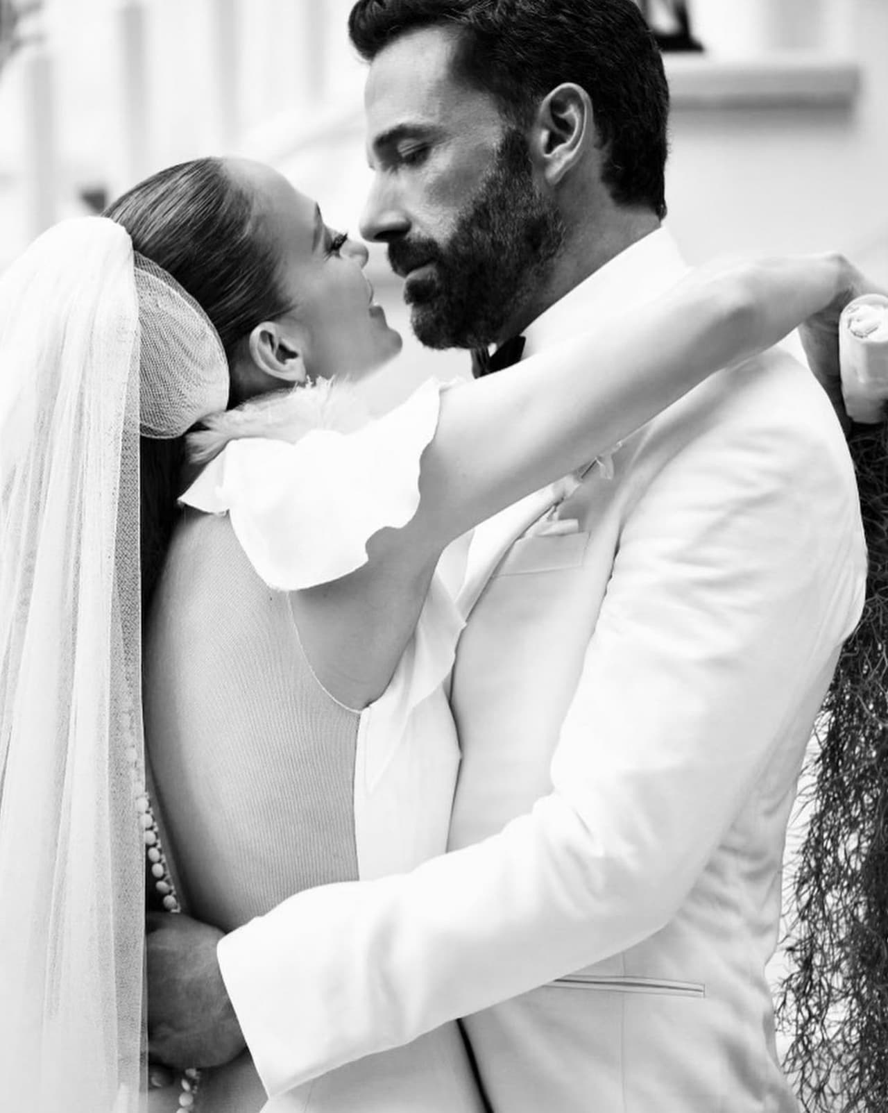 A dos semanas de haberse convertido, ante familiares y amigos, en la señora Affleck, Jennifer López finalmente compartió imágenes y detalles íntimos del 
<a href="https://www.univision.com/famosos/jlo-ben-affleck-boda-problemas-fotos">fin de semana de su boda</a>. 
<br>