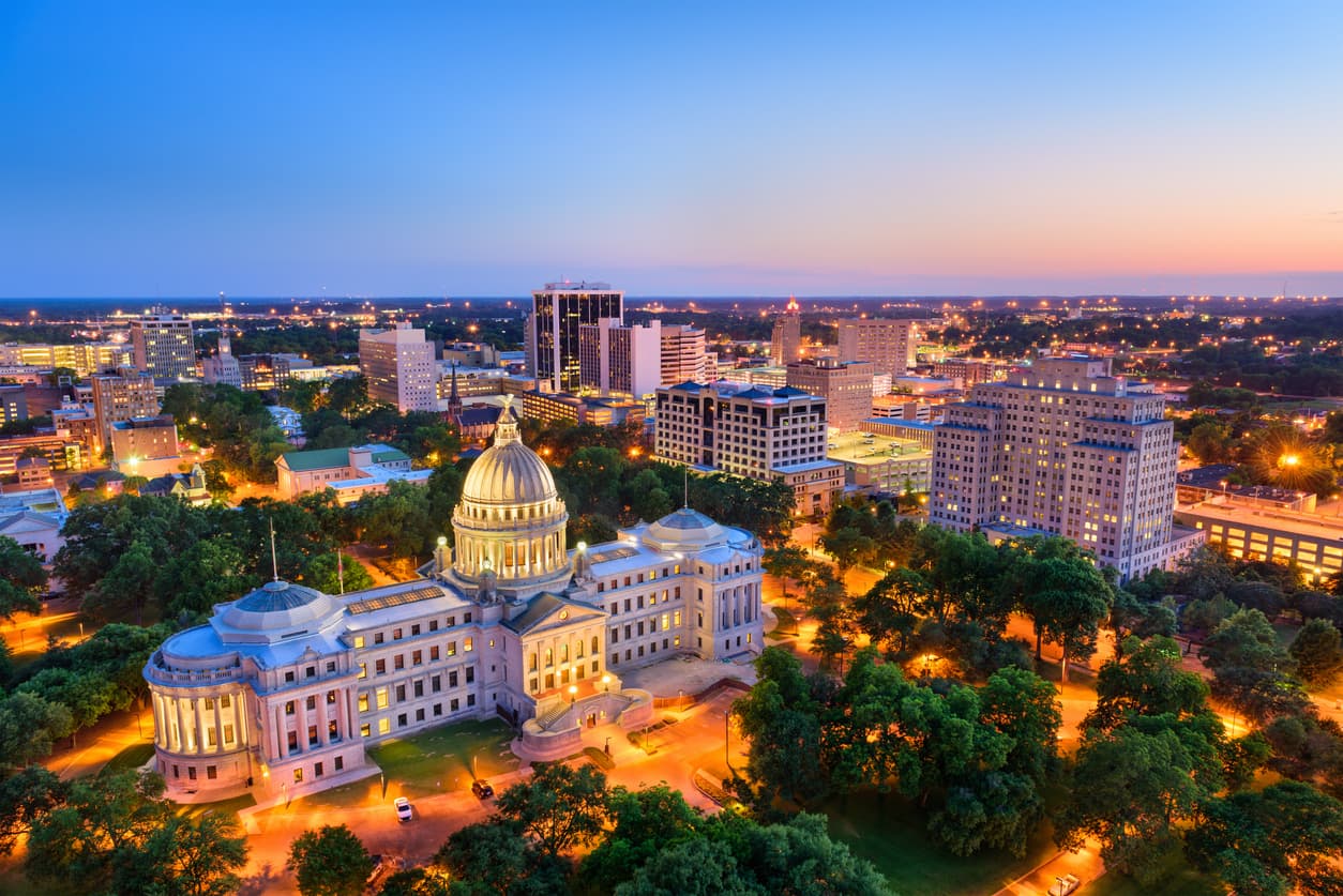 <h3 class="cms-H3-H3">1.- Mississippi</h3>
<br>
<b>Salario Digno Anual: </b>$51,754
<br>
<br>Este estado tiene el costo de vida más bajo del país. Pero también tiene el ingreso medio más bajo de la nación con poco más de $46,511, lo que da como resultado una brecha de más de $5,000.
<br>