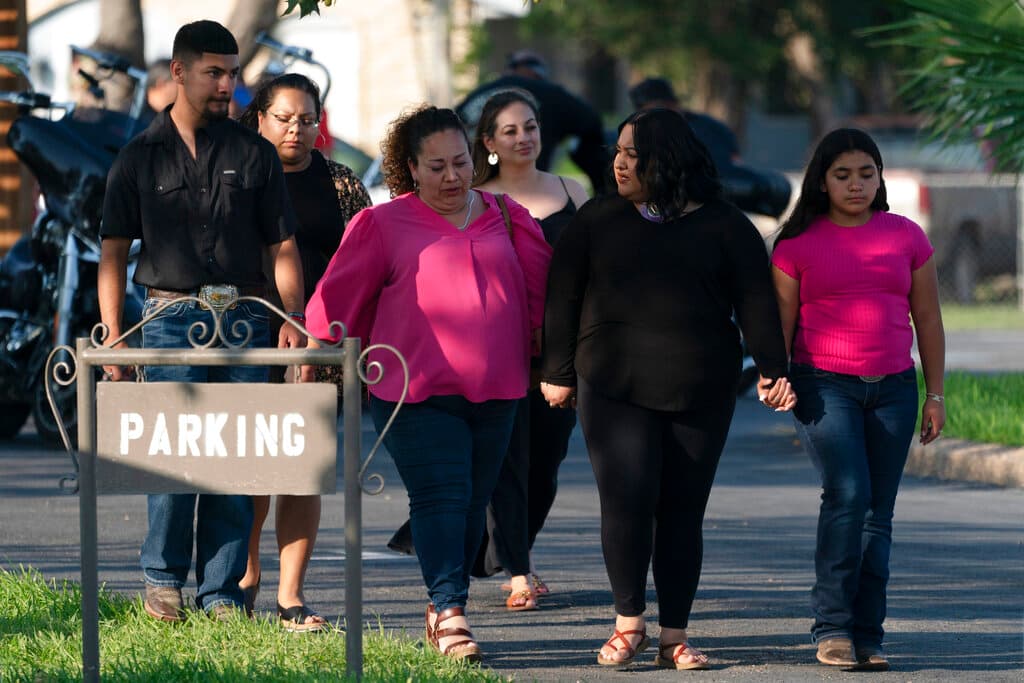 La gente sale de una funeraria después de asistir al velatorio de 
<b>Amerie Jo Garza,</b> una víctima de 10 años que murió en el tiroteo en la escuela Robb. 
<a href="https://www.univision.com/noticias/tiroteos/amerie-jo-garza-tiroteo-texas-uvalde-escuela-robb-nina-heroina">Amerie fue tiroteada por el atacante en el momento en que llamaba al 911 para peligro ayuda.</a>