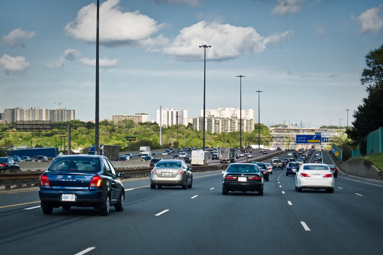 Activa el sistema de apagado y encendido automático o si tu auto ofrece la opción de una conducción mas económica o ecológica puede ahorrarte hasta un 10% de tu tanque
