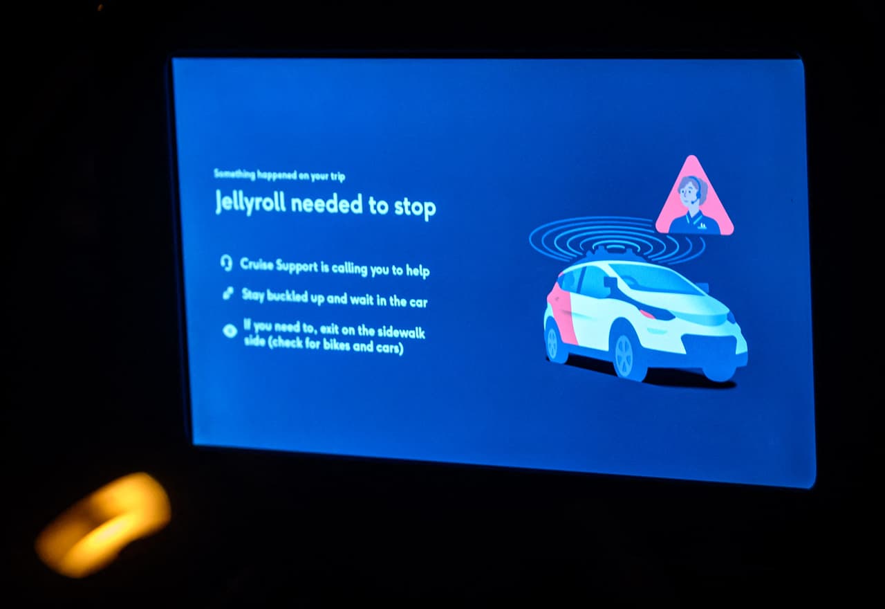 Además del incidente del 14 de agosto, 
<b>otro caso preocupante involucró a un vehículo autónomo de Waymo que se detuvo en una autopista mientras los bomberos respondían con luces de emergencia</b>, lo que plantea preguntas sobre la interacción segura entre estos vehículos y las autoridades de emergencia.
<br>