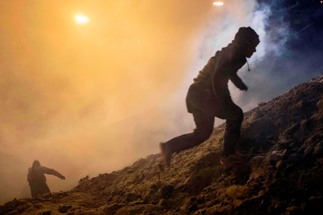Ante un nuevo intento de los centroamericanos de lanzarse hacia la frontera, los estadounidenses lanzaron gases lacrimógenos para dispersarlos.