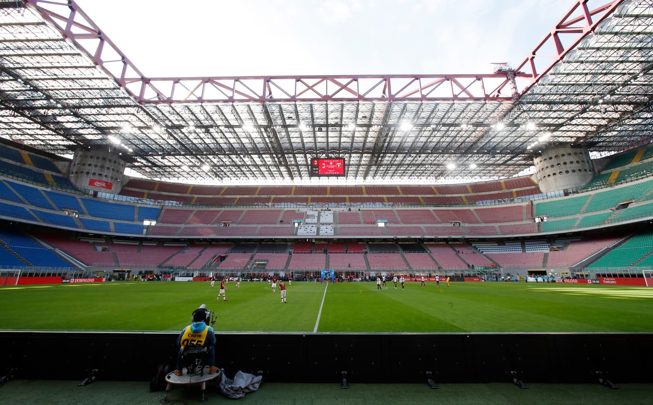 Estadio vacío durante el partido de fútbol entre el AC Milan y Génova en el estadio de San Siro, en Milán, el domingo 8 de marzo de 2020.