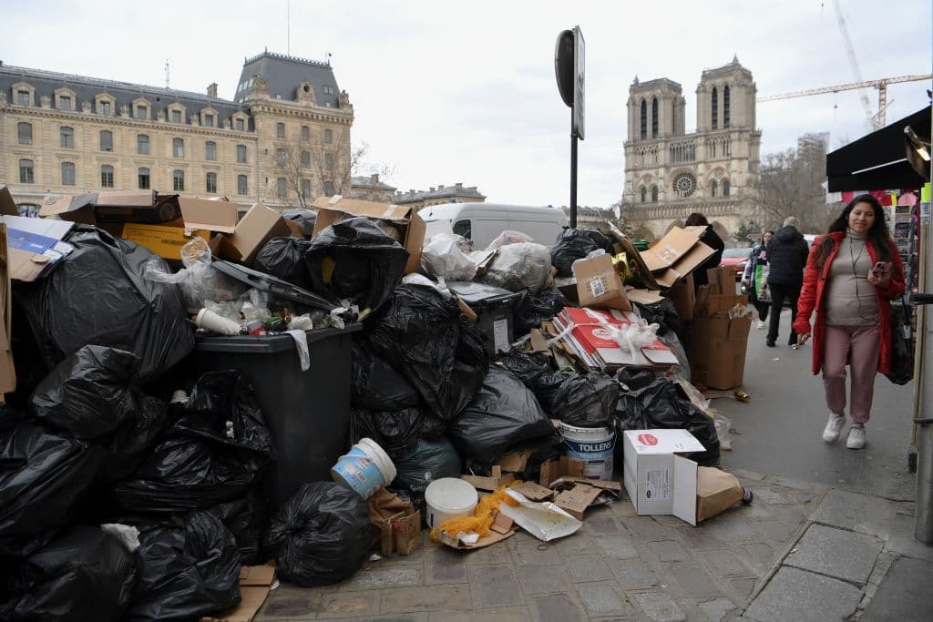 Ante la reforma de las pensiones los trabajadores públicos se han lanzado a la huelga y desde hace días la basura inunda las calles de París, incluso en zonas turísticas como esta, muy cerca de la catedral de Notre Dame.