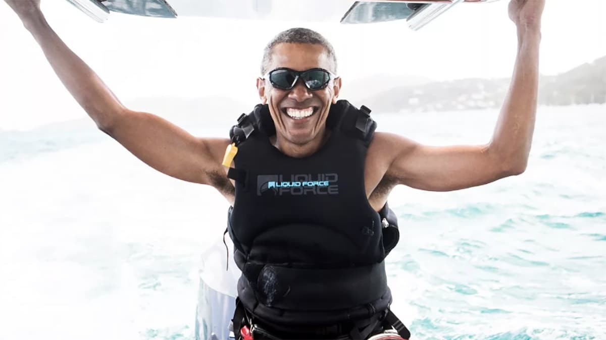 Tan pronto abandonaron el poder, los Obama fueron a refugiarse a Isla Mosquito, la isla privada del billonario 
<b><a href="https://twitter.com/richardbranson?ref_src=twsrc%5Etfw">Sir Richard Branson.</a></b> Mientras Trump lidiaba con órdenes ejecutivas y manifestaciones, Obama alardeaba de sus buenos brazos y su estado físico.