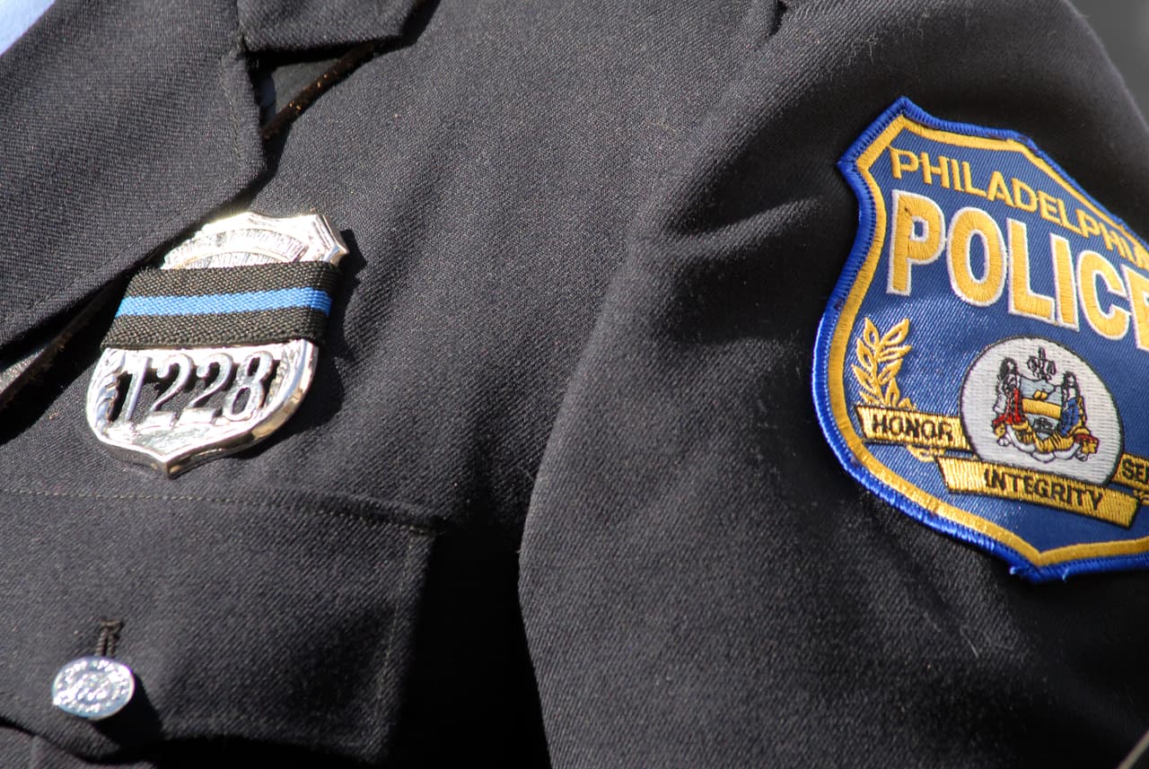 La policía ahora está trabajando con los fiscales de distrito en el terreno: el fiscal de distrito ha asignado dos fiscales de distrito adjuntos a cada una de las seis divisiones geográficas del PPD, para trabajar junto con el personal de investigación del PPD. Esto incluye responder e investigar delitos violentos (particularmente aquellos que involucran el uso de un arma de fuego) desde su inicio. Esto proporcionará un mayor enfoque, atención y coherencia a las investigaciones y los enjuiciamientos y, en última instancia, resultará en la eliminación de los infractores más peligrosos de nuestra comunidad.