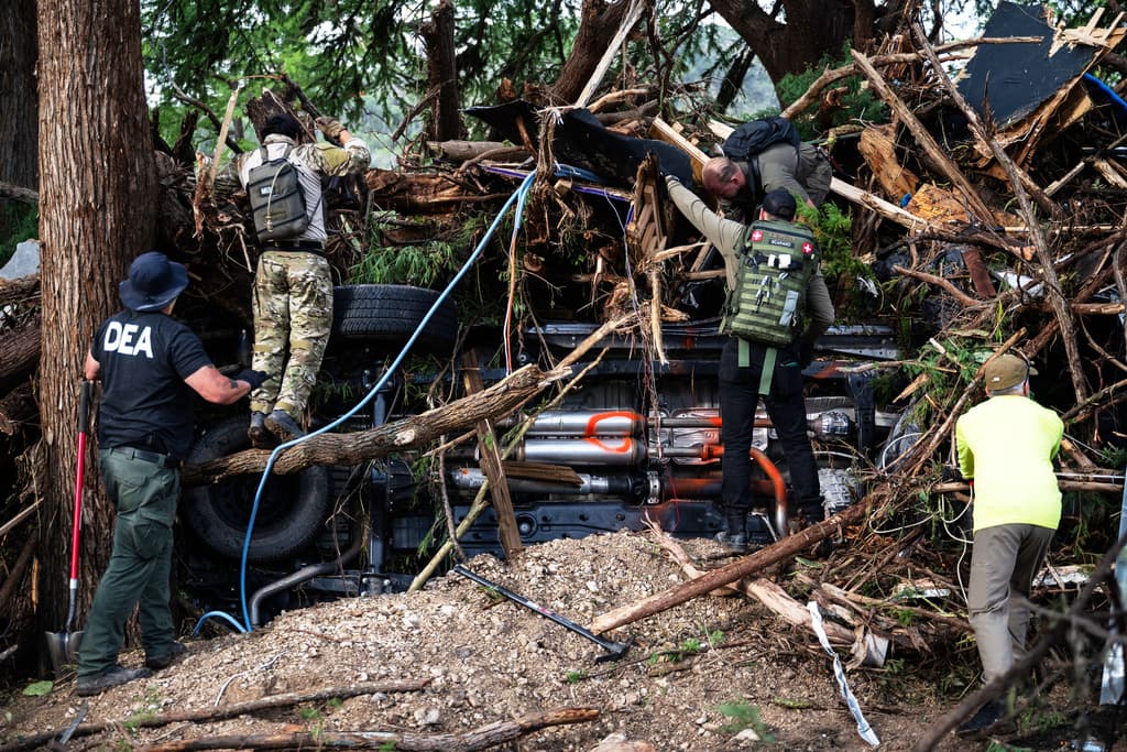 Según las autoridades, las muertes por las inundaciones del río Guadalupe, superaban las 100 este lunes en la tarde.
<br>Los rescatistas mexicanos coordinaron con los equipos locales y estatales, para completar el traslado del cuerpo recuperado a la morgue determinada. El domingo recuperaron cuerpos en Kerville, pero el hallazgo de este 7 de julio, fue en una zona del río Guadalupe, 
<b><a href="https://www.univision.com/local/san-antonio-kwex/julian-ryan-muere-heroe-de-verdad-inundaciones-en-texas-tenia-27-anos-2-hijos" target="_blank">en la ciudad de Ingram</a></b>.