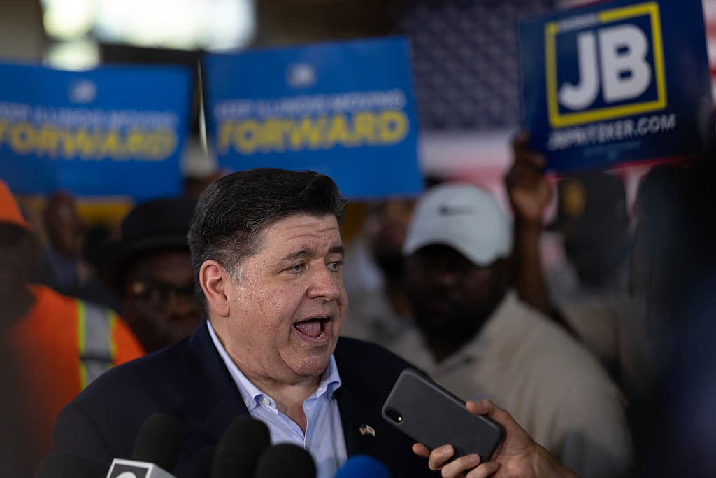 JB Pritzker es uno de los herederos de la 
<b>cadena de hoteles Hyatt</b> y supo aumentar su fortuna con inversiones en 
<b>capitales de riesgo</b>.