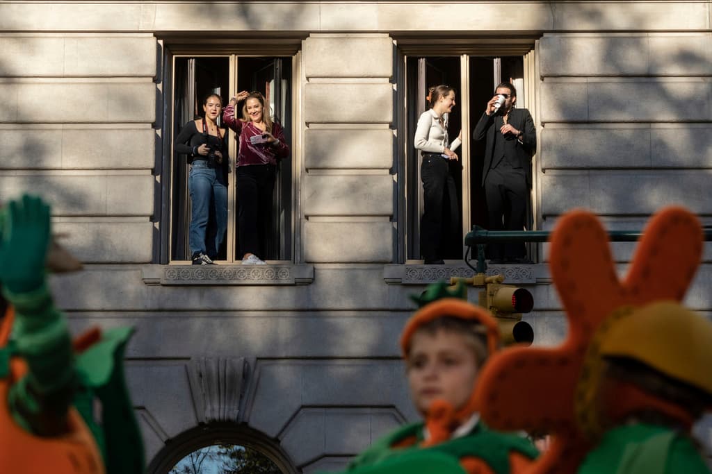 Desde sus ventanas, o fuera de ellas, algunas personas disfrutaron del espectáculo.
