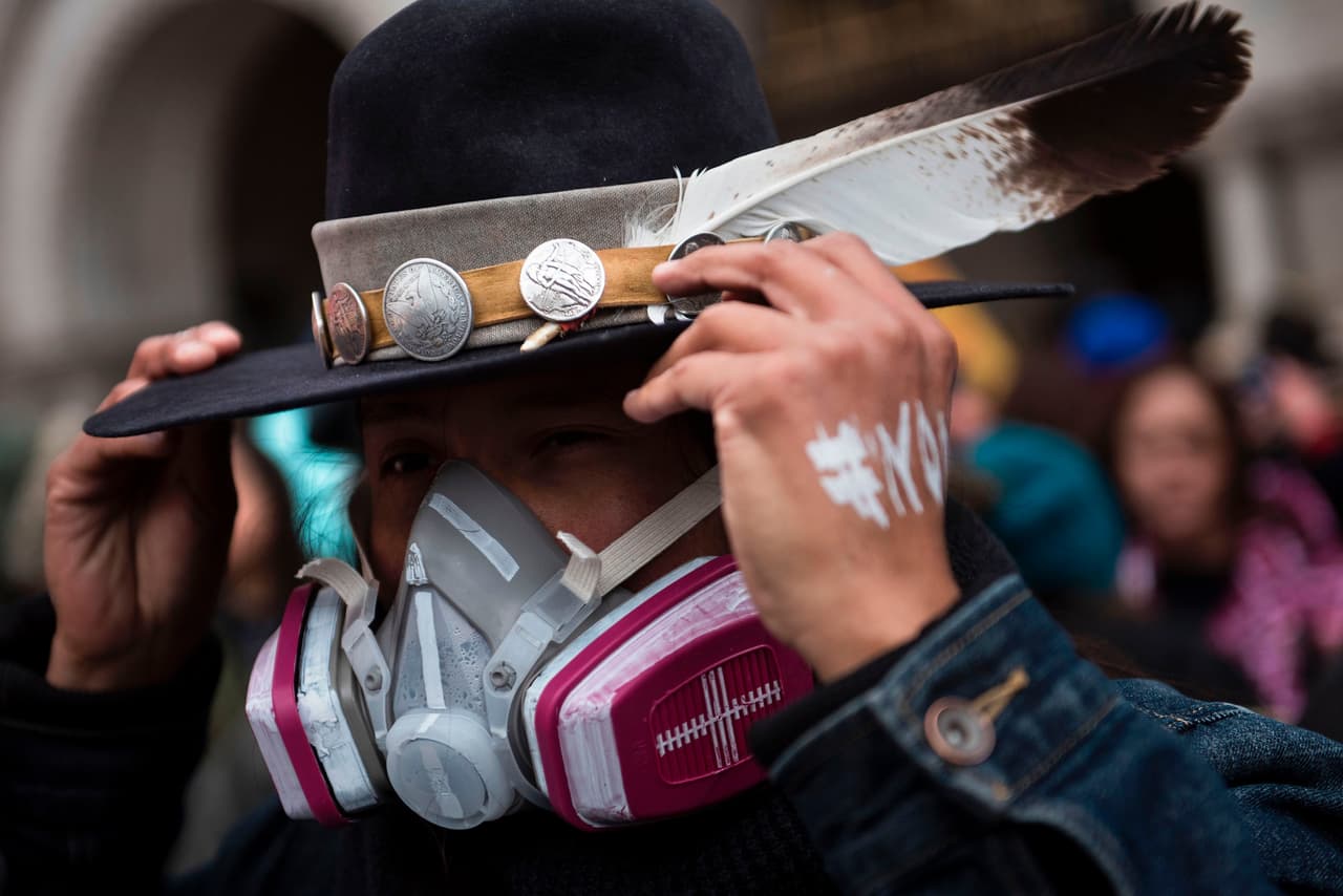 Un activista ajusta su sombrero mientras protesta contra el oleoducto de Keystone XL durante la protesta 'Native Nations Rise' el !0 de MArzo de 2017.