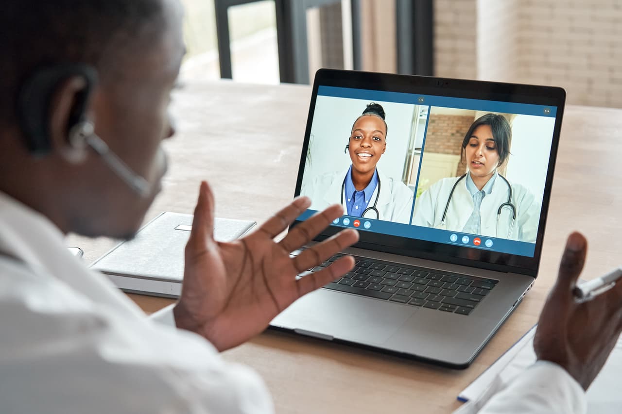 <b>Trabajos en el campo de la salud</b>
<br>
<br>Este es uno de los campos mejor pagados del país y gracias a la tecnología muchos empleos relacionados pueden ejercerse remotamente. 
<br>
<br>
<b>1. Responsable de ensayos clínicos</b>
<br>Salario promedio: 98,138 dólares al año.
<br>
<br>Crean y ejecutan los protocolos necesarios para que las pruebas de nuevos medicamentos y tratamientos cumplan con las regulaciones y estándares. Los empleados mejor pagados en este campo alcanzan los 133,000 dólares al año. 
<br>