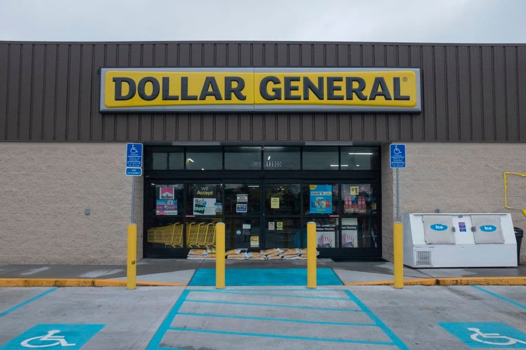 <b>Dollar General.</b> Esta cadena minorista de descuentos, muy popular en zonas rurales, está ofreciendo a sus trabajadores una bonificación equivalente a cuatro horas de trabajo, para que se vacunen contra el covid-19, si bien no los obliga a hacerlo. "No queremos que nuestros empleados tengan que elegir entre recibir una vacuna o venir a trabajar, por lo que estamos trabajando para eliminar las barreras (por ejemplo, tiempo de viaje, kilometraje, necesidades de cuidado infantil, etc.) proporcionando a los miembros del equipo de primera línea un pago de tiempo equivalente a cuatro horas de pago regular después de recibir la vacunación completa de covid-19", 
<a href="https://newscenter.dollargeneral.com/covid-19/dollar-general-removes-barriers-for-frontline-workers-to-get-vaccine.htm" target="_blank">dijo la compañía en un comunicado</a>.
