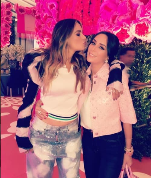 En el mundo del entretenimiento hay celebridades que muchos años de amistad, 
<b>Inés Gómez Mont y Galilea Montijo</b> son un ejemplo, ellas son comadres. 'Gali' es madrina de María, la hija menor de la presentadora de Familias Frente al Fuego.
<br>