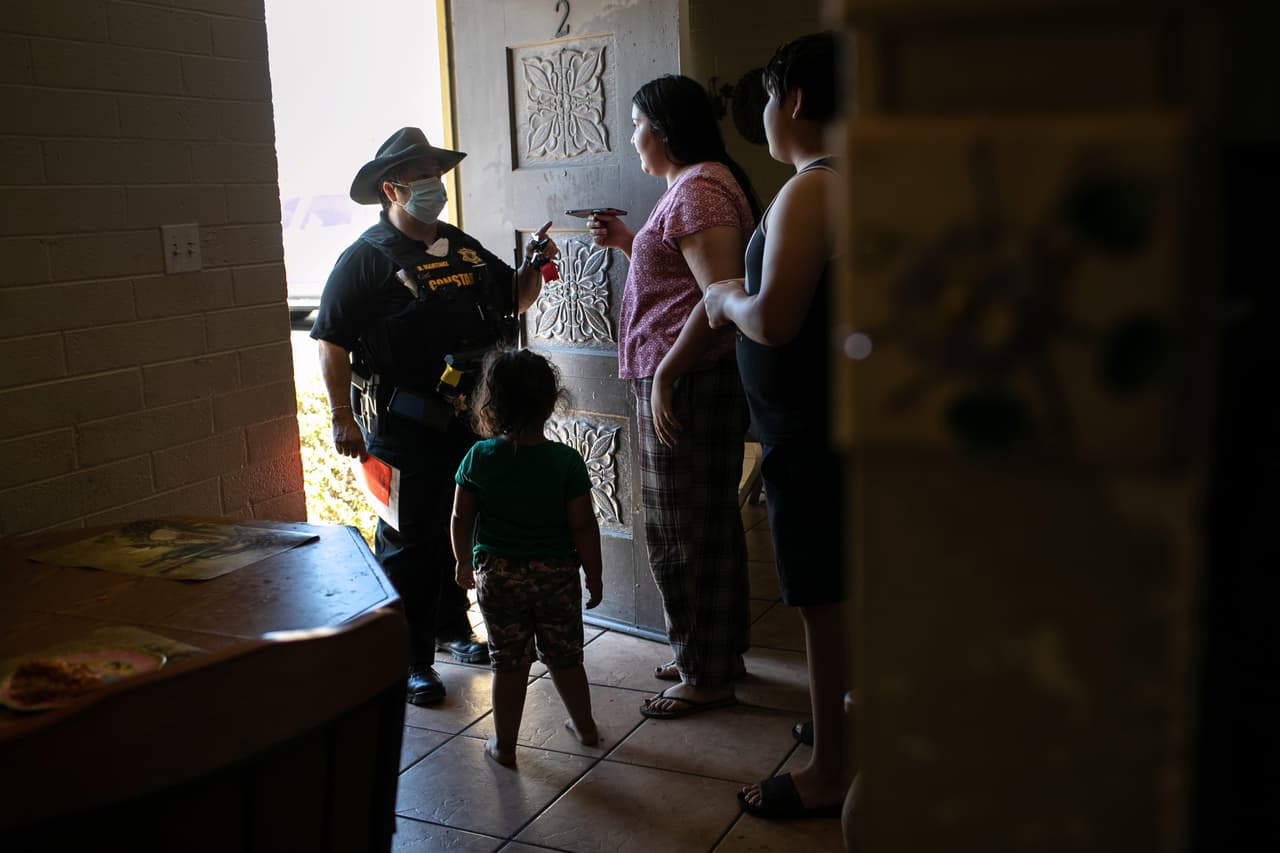 Una agente de Maricopa informa a un inquilino por teléfono sobre la orden de desalojo, mientras sus hijos traducen. “En el contexto de una pandemia, la moratoria de los desalojos (...) puede ser una medida eficaz de salud pública utilizada para prevenir la propagación de enfermedades transmisibles”, se lee en el aviso de los CDC.