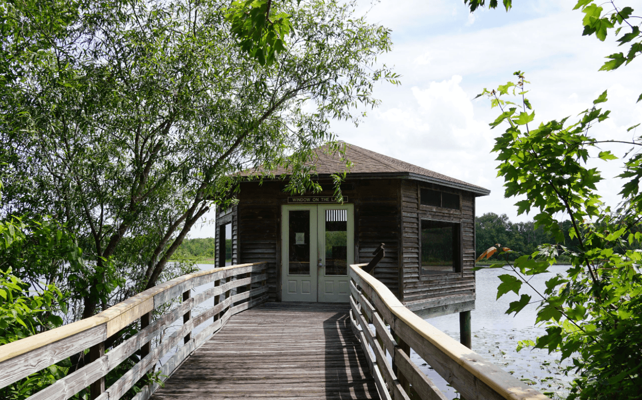 <b>Parque Lake Lotus</b>
<br>Está en Altamonte Springs y comprende 120 acres de árboles y humedales. Tiene un camino de madera elevado de una milla de longitud y área para pescar. No se permiten mascotas.
<br>1153 Lake Lotus Park Road, Altamonte Springs, FL
<br>Horario: de 8:30 AM a 7:30 PM