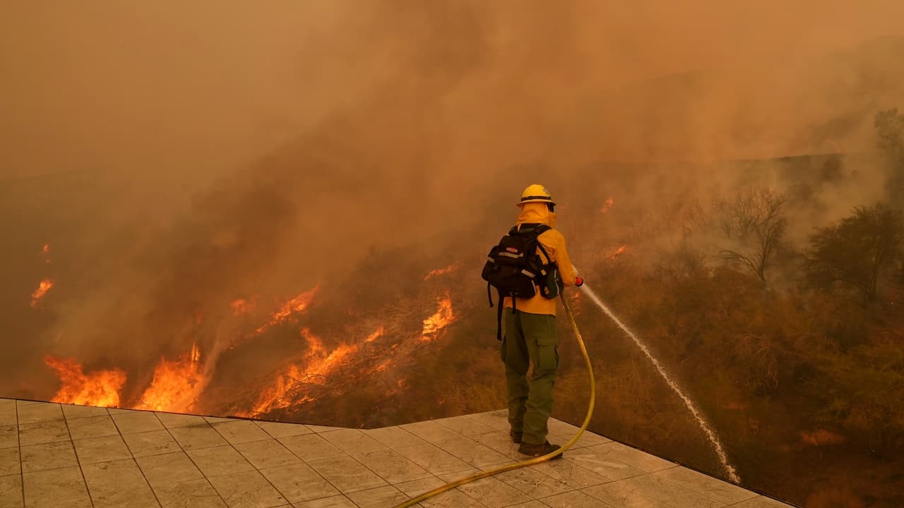 Sospechoso confiesa haber iniciado un incendio en Los Ángeles porque disfruta el “olor de las hojas quemadas”