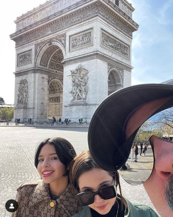 Colgó esta foto tomada desde el emblemático Arco del Triunfo en París. Con él no solo está Ángela, sino también su hija mayor, Aneliz Aguilar, de 24 años. 
<br>