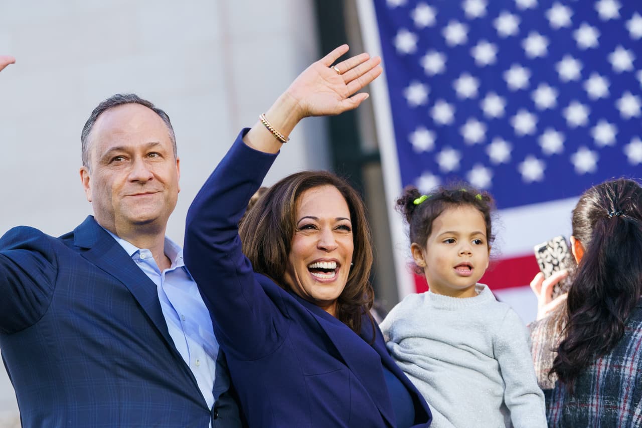 Harris está casada con Douglas Emhoff, un abogado. Tiene dos hijastros. Senadora de Estados Unidos por California, ee postuló para presidente de los Estados Unidos como candidata demócrata.