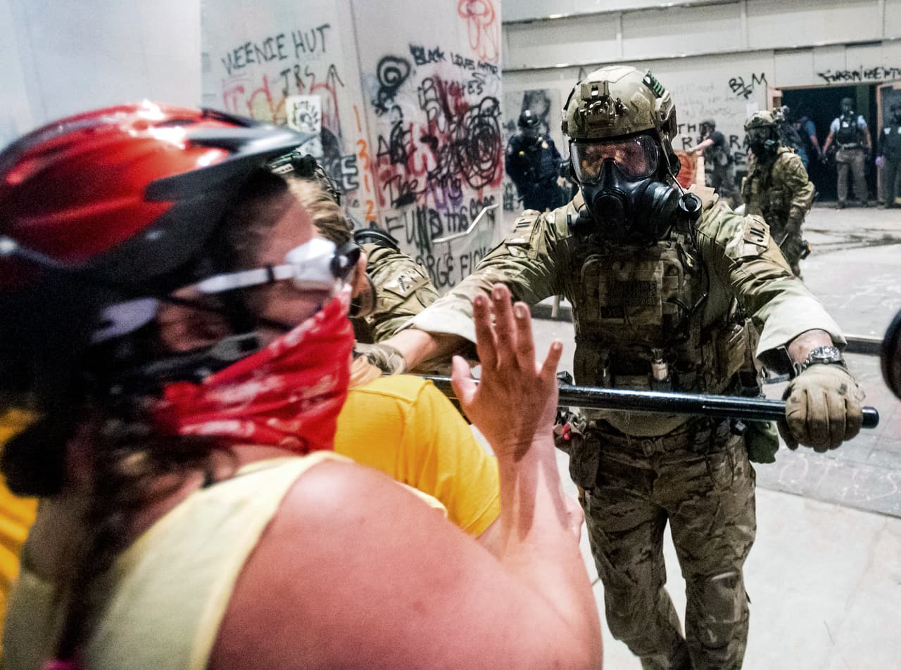 A pesar de las críticas por haber enviado fuerzas federales a Portland, Trump dijo que enviará unos 200 agentes a Chicago y otros tantos a Kansas City, así como 35 a Albuquerque, para combatir el creciente crimen en esas ciudades. En la fotografía un un agente federal sin identificación en plena refriega con manifestantes en Portland el 21 de julio.