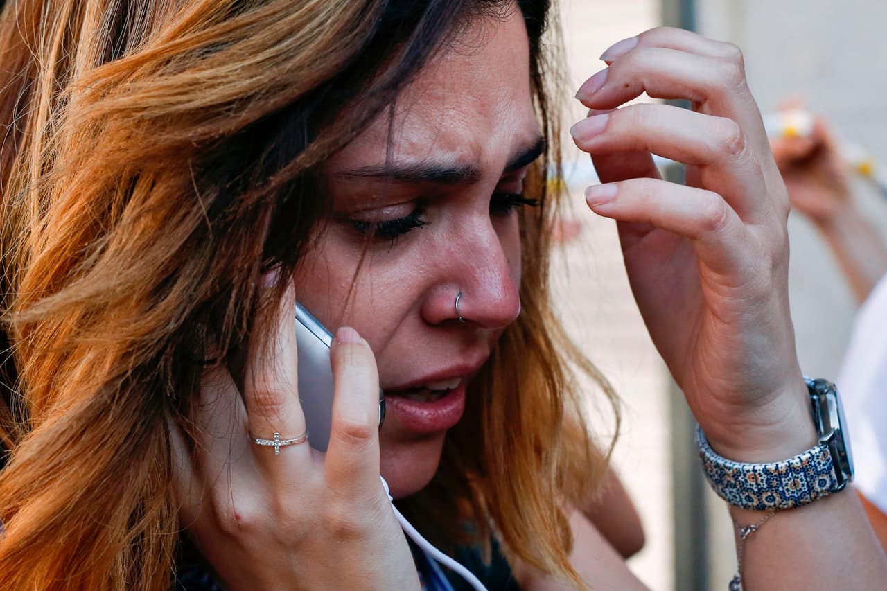 Una joven llora luego de salir de la zona del ataque. La Policía pidió vía redes sociales que todos aquellos que estaban a salvo, avisen a sus familiares para llevar calma.