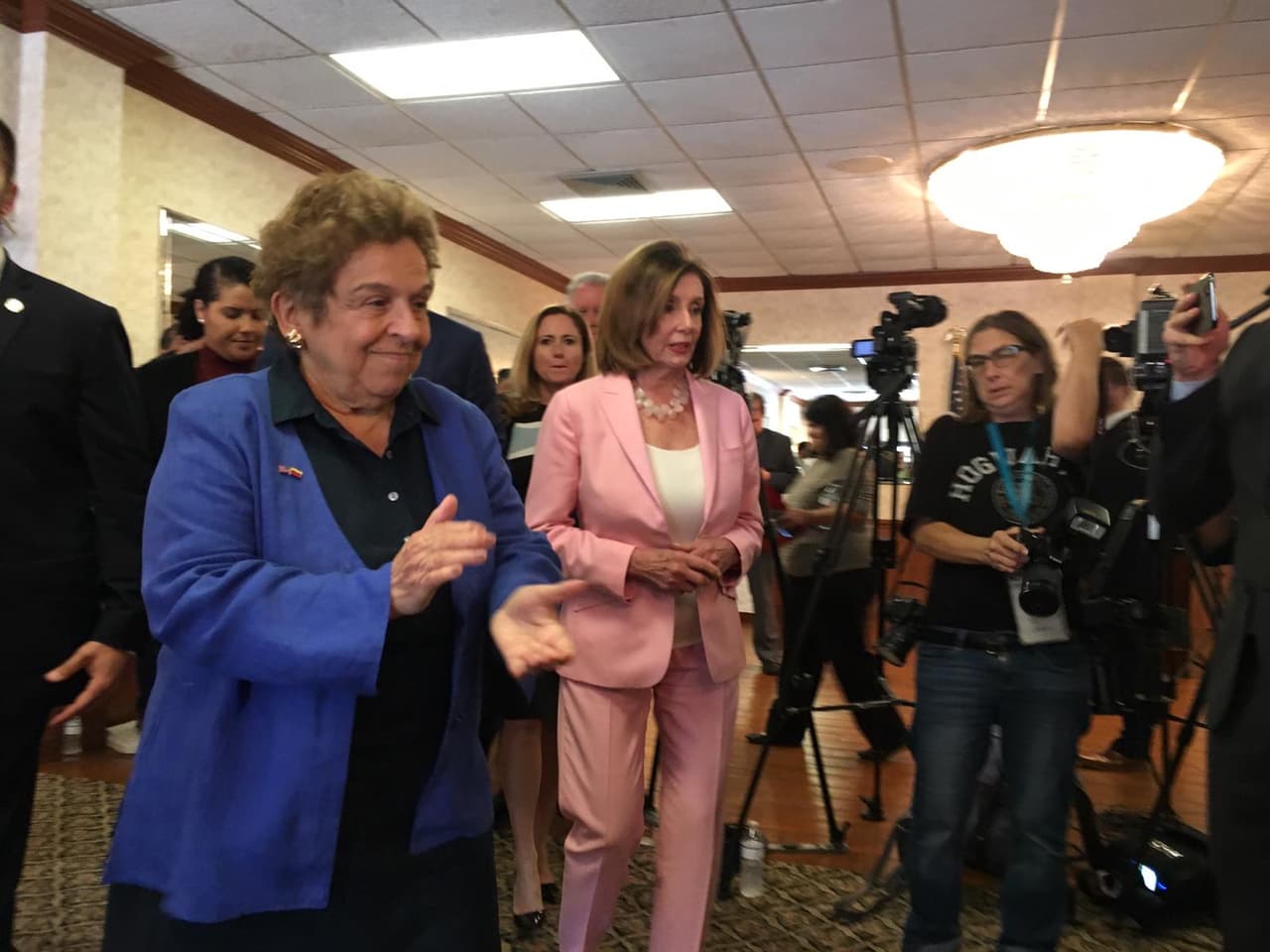 La presidenta de la Cámara de Representantes de EEUU, estuvo el martes en Weston, aceptando la invitación de las representantes Donna Shalala y Debbie Wasserman Schultz. 
<br>