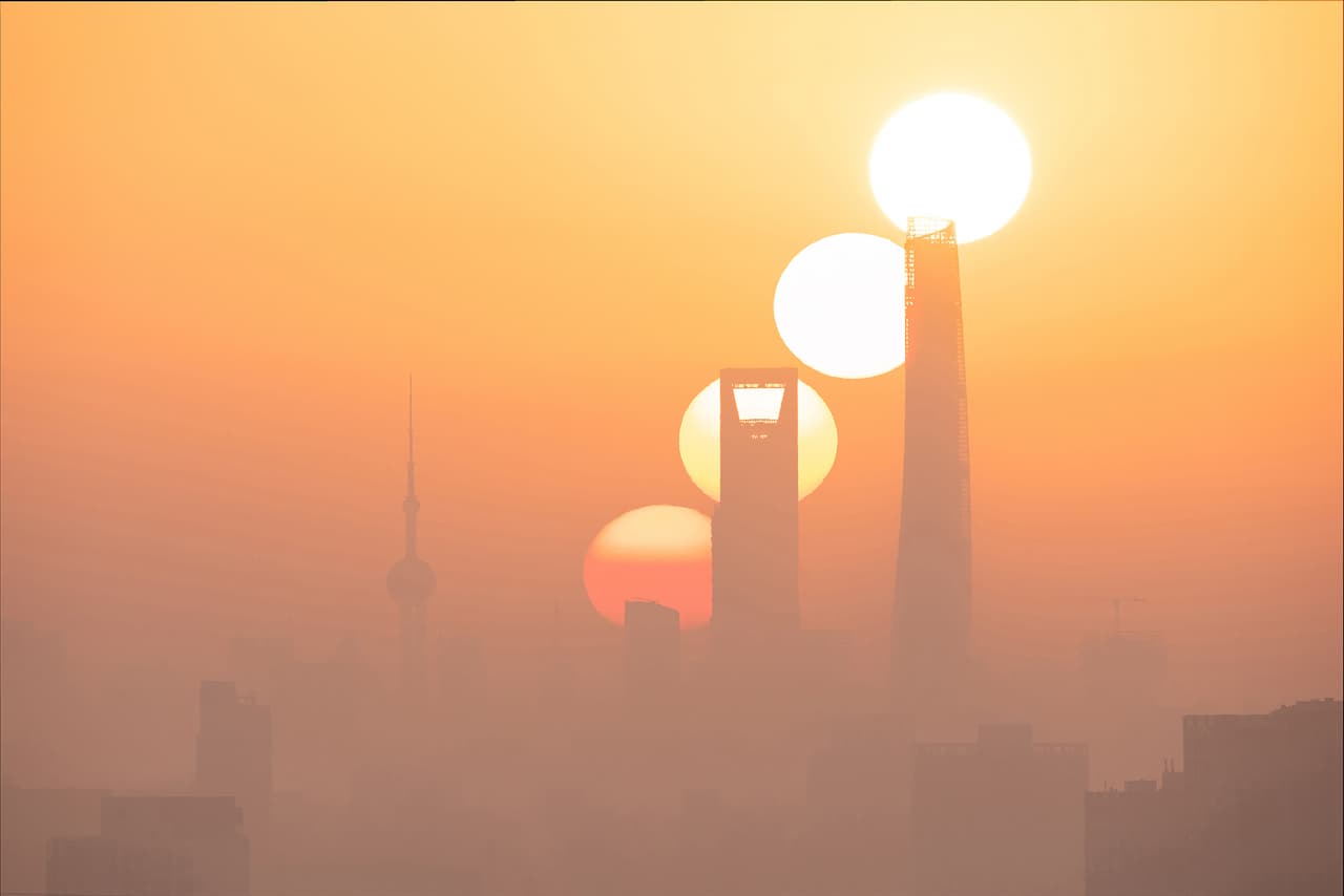 <b>‘Amanecer en la ciudad mágica’</b> 
<br>
<br>Shanghai es una de las ciudades más desarrolladas económicamente de China. Sólo pocos días al año se puede ver al sol saliendo detrás de la zona más próspera de la ciudad y el fotógrafo logró las imágenes que combinó para su foto final en una mañana muy contaminada. 
<br>
