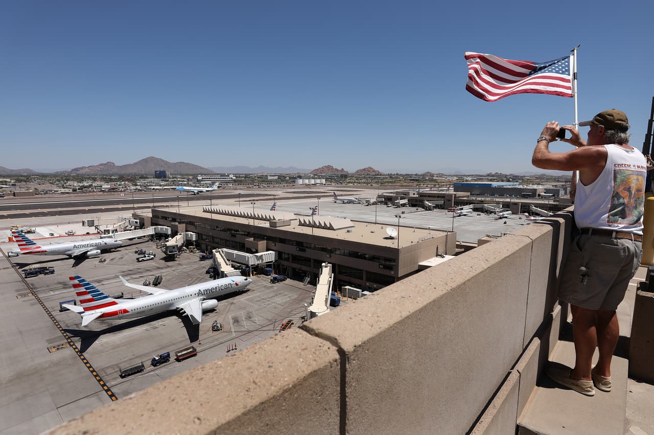 Al medio día del 5 de mayo, el Air Force One aterrizó en Phoenix, ante la mirada de decenas de espectadores.