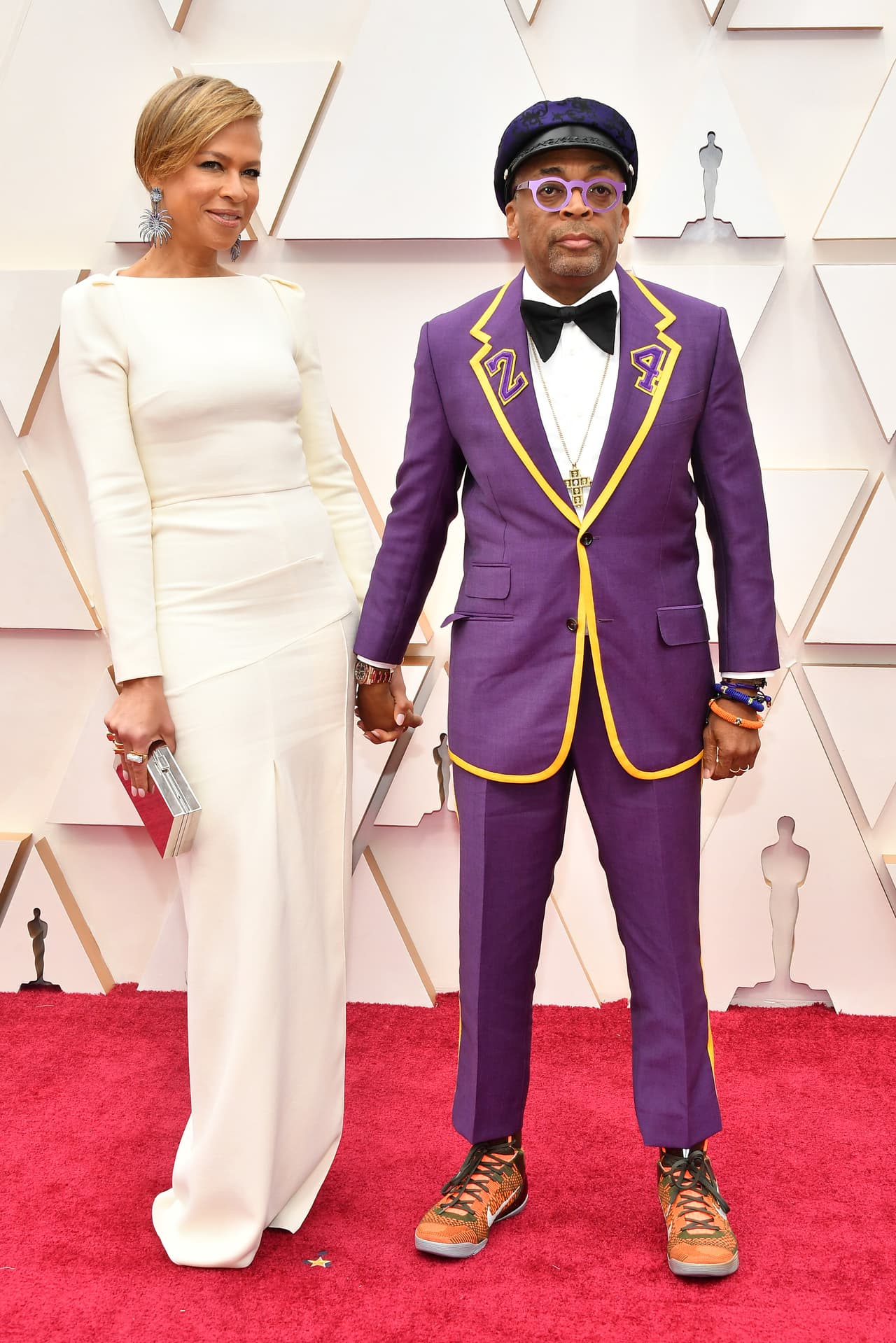 El cineasta Spike Lee desfiló por la alfombra usando un traje morado, con un número 24 en las solapas, en homenaje a Kobe Bryant. Llegó con su esposa, la productora de cine y televisión, autora, emprendedora y defensora de la salud de las mujeres y los bebés, Tonya Lewis Lee.