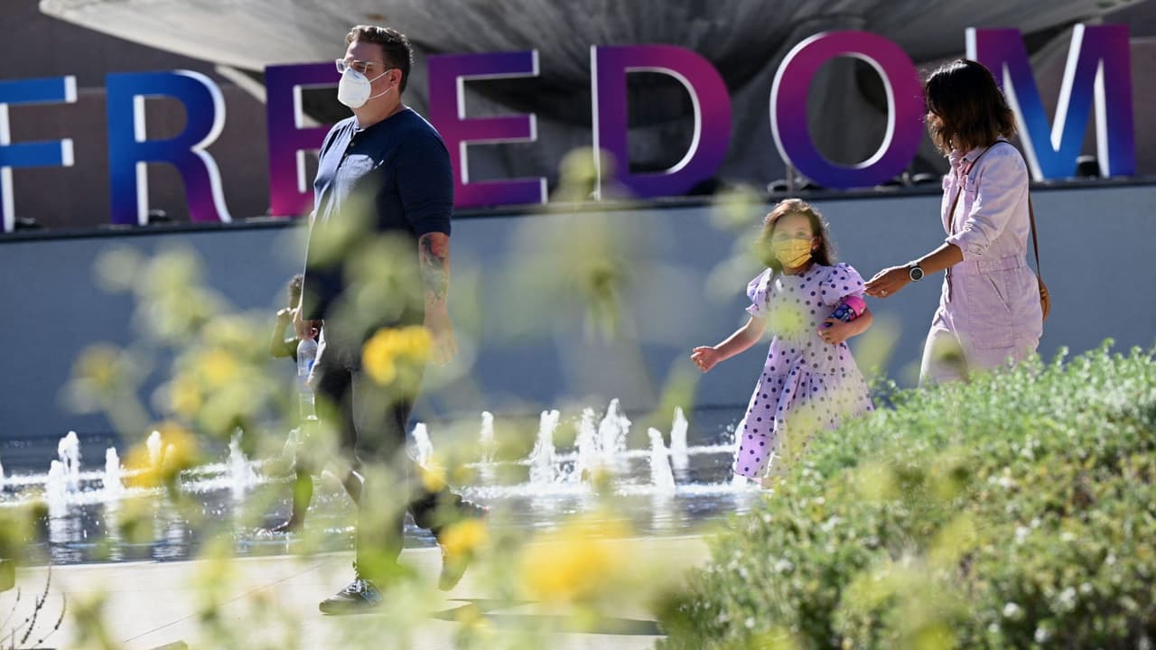 ¿Fue apresurada la decisión de levantar el mandato de uso de mascarilla en Los Ángeles? Esto opinan residentes