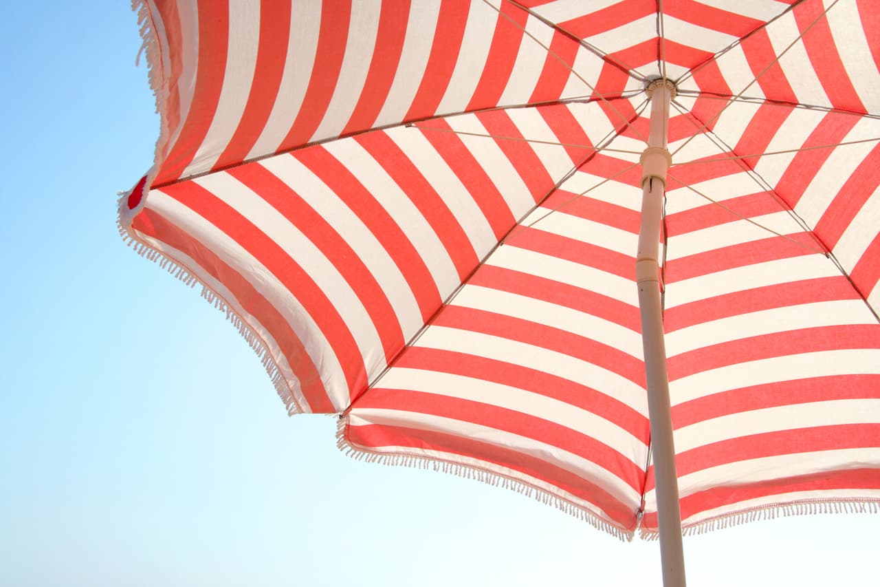 <b>Mantente alejado del sol </b>
<br>Una de cada cinco personas desarrollará cáncer de piel a lo largo de su vida, de acuerdo con la 
<a href="https://www.aad.org/media/stats/prevention-and-care/sunscreen-faqs" target="_blank">Academia Americana de Dermatología.</a> No existe el bronceado saludable, señalan los dermatólogos, que observan el bronceado como un signo de lesión. La piel bronceada contendrá para siempre células cuyas estructuras genéticas han sido dañadas por el sol.
