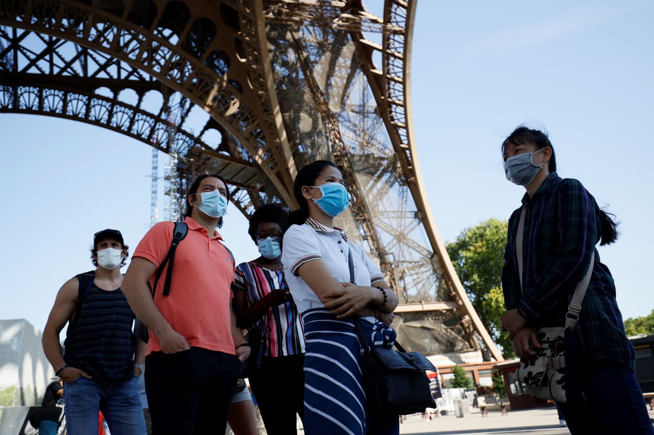 Los turistas se vieron encantados de ver abierto el monumento a pesar de que otros sitios turísticos permanecen cerrados. El Museo del Louvre reabrirá el 6 de julio.
<br>