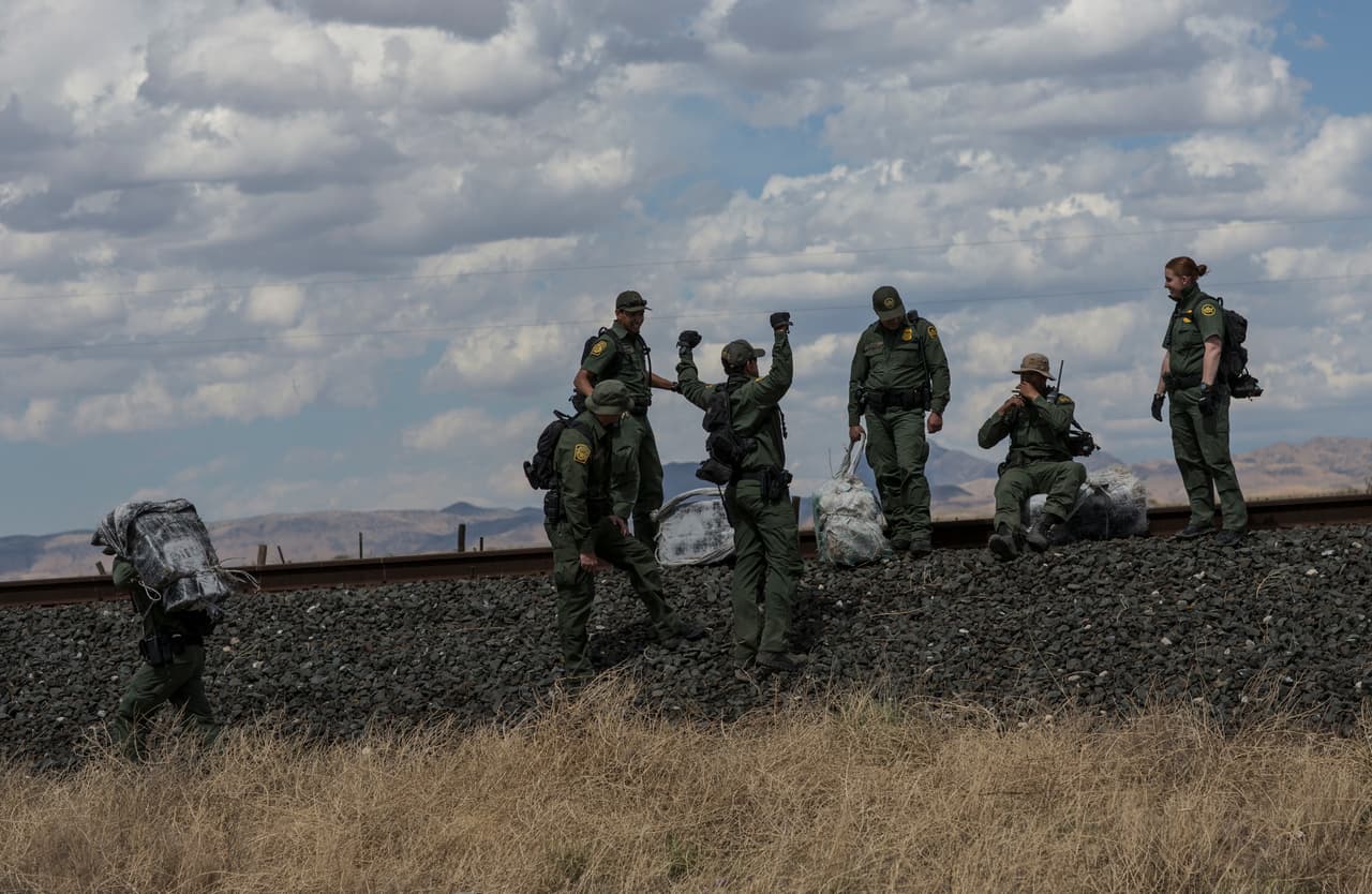 Agentes de la Patrulla Fronteriza cargan fardos de marihuana encontrados en Ryan, Texas, a unas 20 millas de la frontera con México. Una gente explicó que “los traficantes dejan la carga escondida para recogerla otro día. Se pondrá triste cuando regrese por ella”.