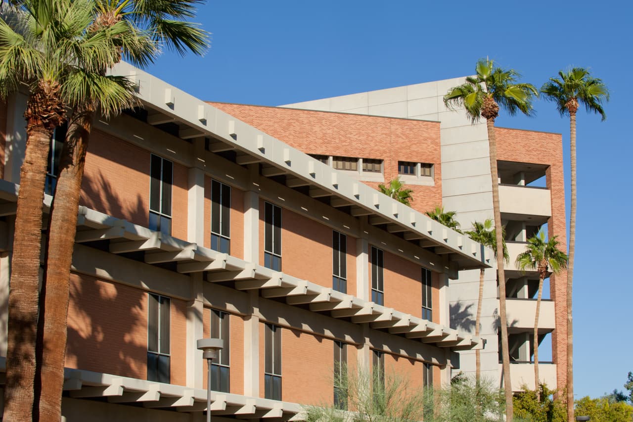 La Universidad Estatal de Arizona declaró en febrero de 2017 que no se autodenominará 'campus santuario', pero sí está trabajando en ofrecerle garantías a sus estudiantes indocumentados. Entre una de las que ha oficializado es el de 
<b>tener espacios para que los estudiantes acudan y resuelvan sus dudas sobre su situación migratoria.</b>