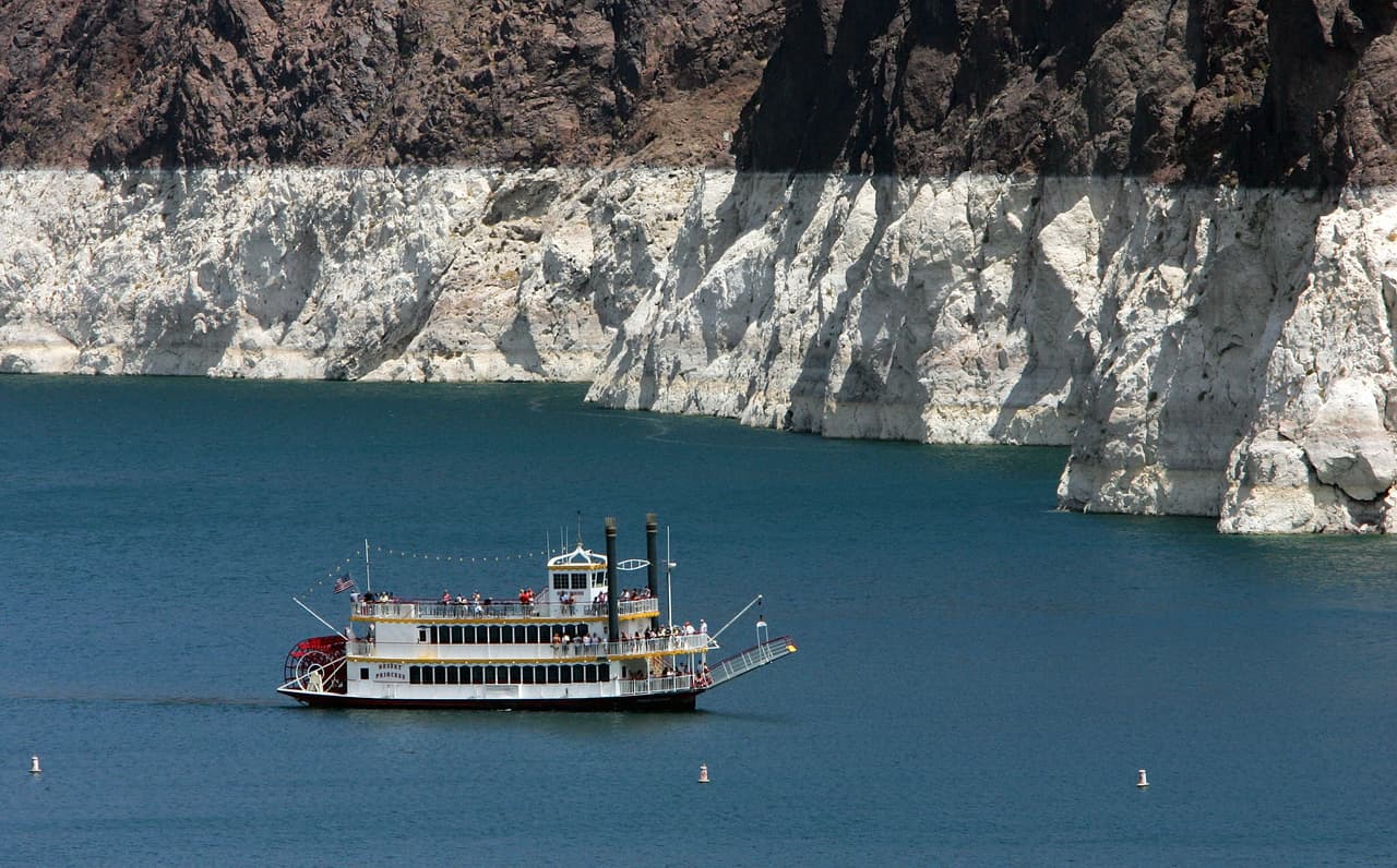 Esta foto de 2007 muestra la franja seca en el borde del lago lago Made en 2007. Desde 2000 ha bajado su nivel en 130 pies, 
<a href="https://news.yahoo.com/california-and-much-of-the-american-west-face-mega-drought-brought-on-by-climate-change-190823817.html?guccounter=1&guce_referrer=aHR0cHM6Ly93d3cuZ29vZ2xlLmNvbS8&guce_referrer_sig=AQAAAF0PxfwUKH2QpaZKh13qsRiRVdip4rmlGL6tnsVVFjzCKdKkckEWGqkOXBZSAbj0f9RoRRm5GtSjZzJYb_2rJgREwfpei_eI8PmUSIyWewWg82emGjEzMcgMP-jqIlurkR2CoAVN1DhsD6S1N6G_flu2QAOJBs_Kt9Lw_nbTyGDe"><u>el equivalente a un edificio de 13 pisos</u></a>. 
<br>
<br>Se encuentra en la frontera entre Nevada y Arizona y es parte del sistema del río Colorado, una fuente de agua crucial para Las Vegas, Phoenix y el sur de California. Este caudal
<a href="https://news.yahoo.com/california-and-much-of-the-american-west-face-mega-drought-brought-on-by-climate-change-190823817.html?guccounter=1&guce_referrer=aHR0cHM6Ly93d3cuZ29vZ2xlLmNvbS8&guce_referrer_sig=AQAAAF0PxfwUKH2QpaZKh13qsRiRVdip4rmlGL6tnsVVFjzCKdKkckEWGqkOXBZSAbj0f9RoRRm5GtSjZzJYb_2rJgREwfpei_eI8PmUSIyWewWg82emGjEzMcgMP-jqIlurkR2CoAVN1DhsD6S1N6G_flu2QAOJBs_Kt9Lw_nbTyGDe"><u> hace posible la inmensa industria agrícola del desierto del suroeste</u></a>.