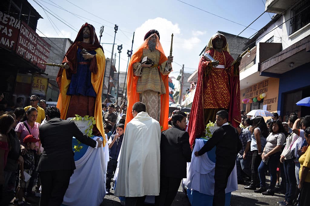 La tradición de que los Reyes Magos traigan juguetes y otro tipo de regalos se sigue realizando el 6 de enero, pero incluso se hacía mucho antes de que la figura de Santa Claus se popularizara en países de habla hispana por la influencia anglosajona, cultural y mercadotecnia que rige hasta estos días.