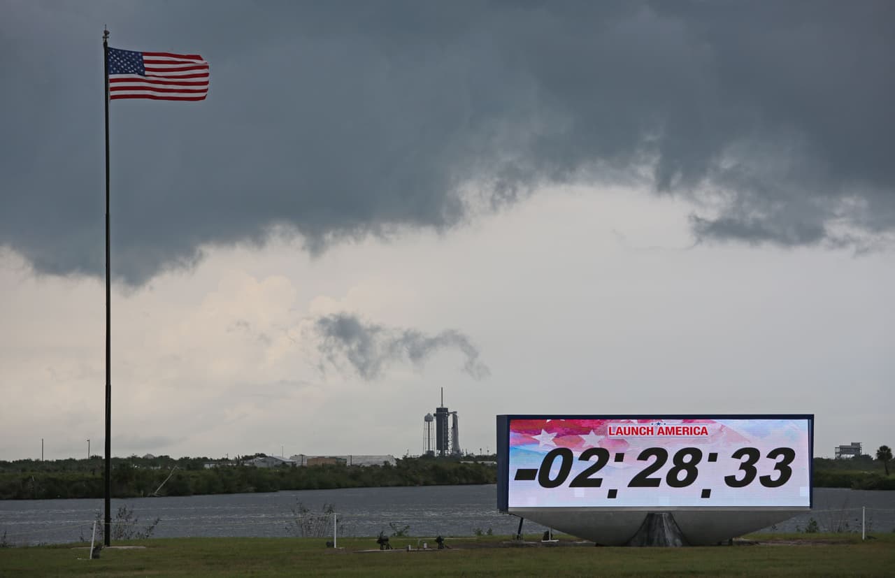 El cohete Falcon 9 desarrollado por SpaceX con la nave Dragon acoplada. Cuando faltaban dos horas y media para el lanzamiento, los controladores dijeron que la probabilidad de consumarlo era apenas del 40% debido a las tormentas eléctricas. En caso de un aplazamiento, la próxima oportunidad sería el sábado.