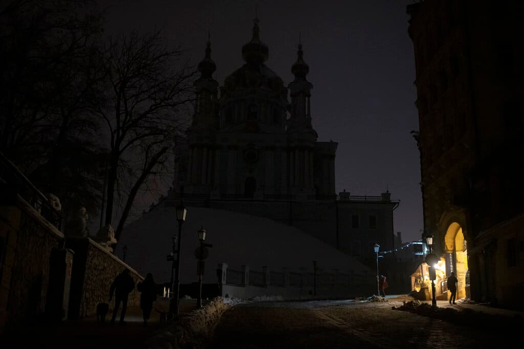 Los ataques ya han afectado aproximadamente 
<b>la mitad de la infraestructura eléctrica</b> de Ucrania, dijo el presidente Volodymyr Zelenskyy antes de la última arremetida, y los apagones escalonados se han convertido en la terrible nueva normalidad para millones de personas.
<br>
<br>Las temperaturas actualmente en Kiev rondan entre los 25 y los 37 grados Fahrenheit. Se espera un mes de noviembre y diciembre súmamente fríos. La invasión a Ucrania comenzó el 24 de febrero pasado cuando aún el invierno se encontraba golpeando esa zona del continente europeo.