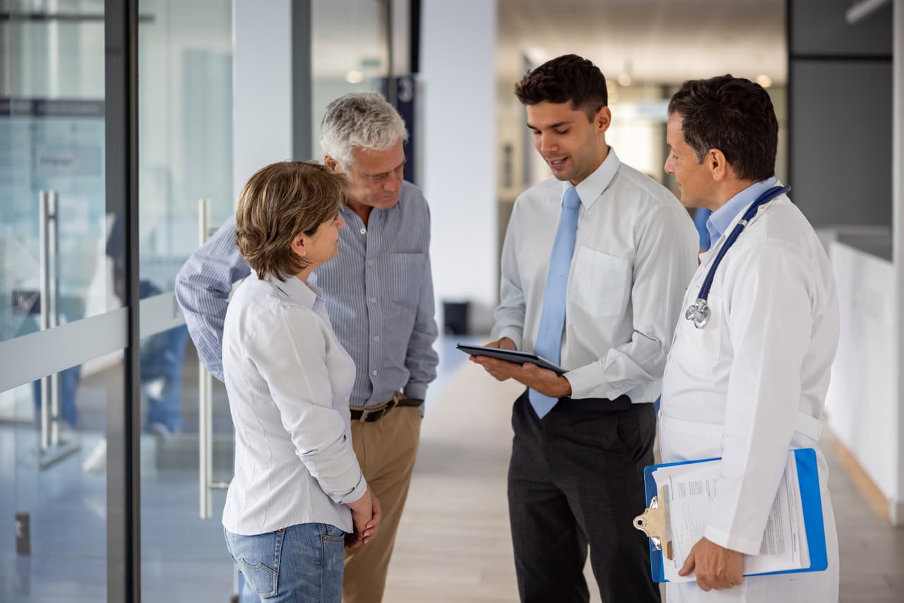 <h2 class="cms-H2-H2">4. Gerentes de servicios médicos y de salud</h2>
<br>
<br>➡️
<b> Expectativa de crecimiento en la demanda: </b>32%
<br>
<br>➡️
<b> Salario promedio: </b>$80,000
<br>
<br>No todo el trabajo de un hospital o centro médico tiene que ver directamente con los pacientes: también se requiere que haya personas detrás de un escritorio asegurándose de que todo funcione. Entre sus actividades están dirigir, coordinar y planificar las actividades comerciales de los proveedores de atención médica. Una prueba de personalidad laboral puede ayudarte a descubrir si este puede ser tu trabajo ideal. La mayoría de las empresas requieren un grado universitario. 
<br>