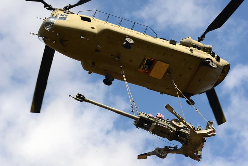 Aunque su manejo no es muy diferente del que conoce el Ejército ucraniano, estos cañones 
<b>usan proyectiles de 155 mm, empleados por los países de la OTAN</b>, mientras que Ucrania solo dispone de proyectiles de 152 mm, fabricados por Rusia. 
<br>
<br>Con una longitud de 35 pies y un peso de 9,300 libras, el M777 es un 41% más ligero que el M198, al que sustituye, por lo que puede ser fácilmente transportado por helicópteros.