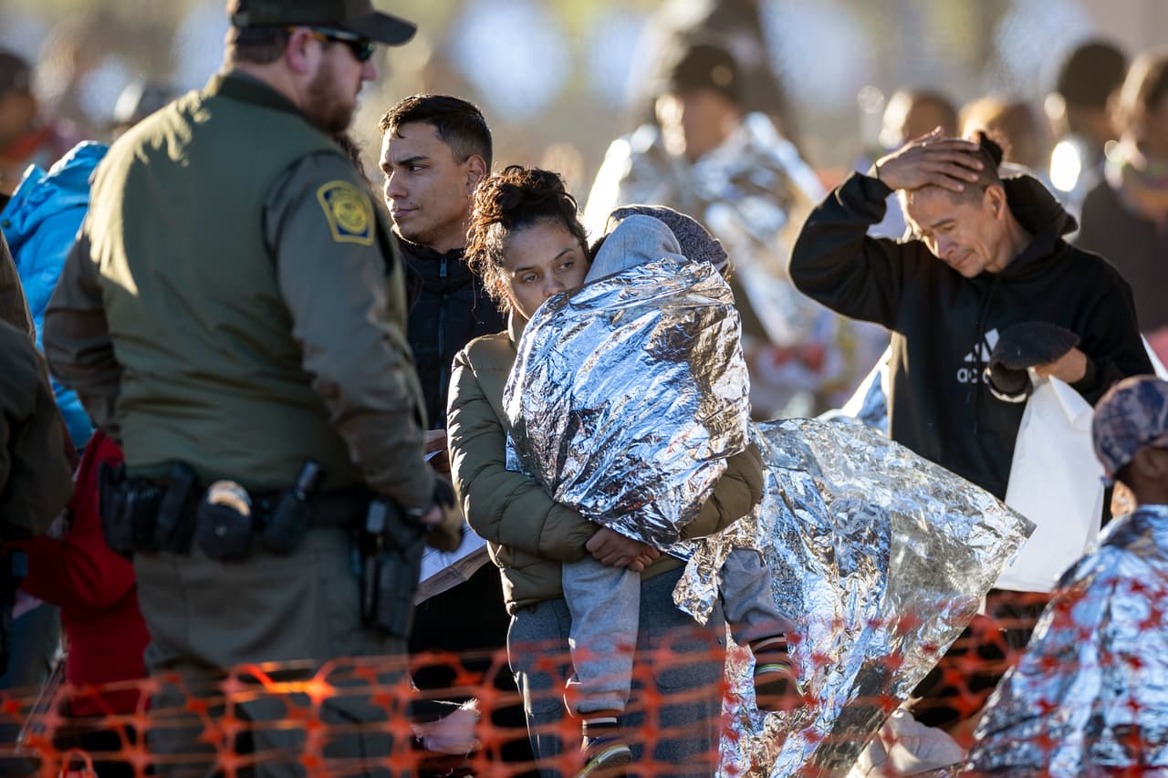 Qué es la Sección 215 invocada por Biden y por qué su nueva estrategia migratoria se parece a la de Trump