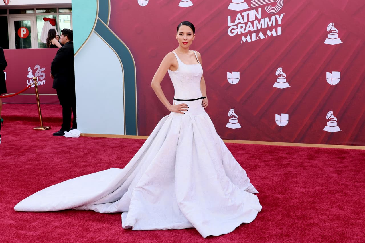 <b>Majo Aguilar</b> acaparó las miradas con un vestido blanco de cola con un cintillo negro.