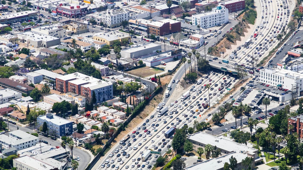 <h3 class="cms-h3-H3">4. California (47)</h3>
<br>
<br>California tiene muchas de las rutas más hermosas en toda la nación, pero esto no la ayuda más que para conseguir en puesto 47 entre los 50 estados del país en terminos de aptitud para el manejo. California es el 49no estado en la nación en términos de 
<b>costos de propiedad y reparación de vehículos</b>, el 42do en 
<b>tráfico e infraestructura</b>, el décimo octavo en 
<b>seguridad vial</b>, y el primero en toda la nación en relación al 
<b>acceso a vehículos y su mantenimiento</b>.
