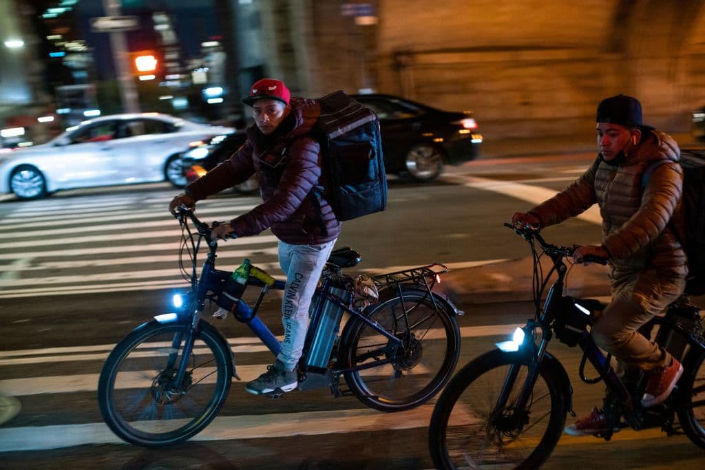 <b>Cómo reaccionar ante un incendio de batería de bicicleta eléctrica</b> 
<br>
<b>Evacua y llama al 911</b>: Las baterías de iones de litio pueden explotar y liberar gases tóxicos al incendiarse. Si notas sobrecalentamiento, humo, un olor extraño o ruidos inusuales, detén el uso del dispositivo de inmediato, y si es seguro, aléjalo de materiales inflamables antes de evacuar. No intentes apagar el fuego con agua ni con extintores comunes; llama al 911 de inmediato.
<br>