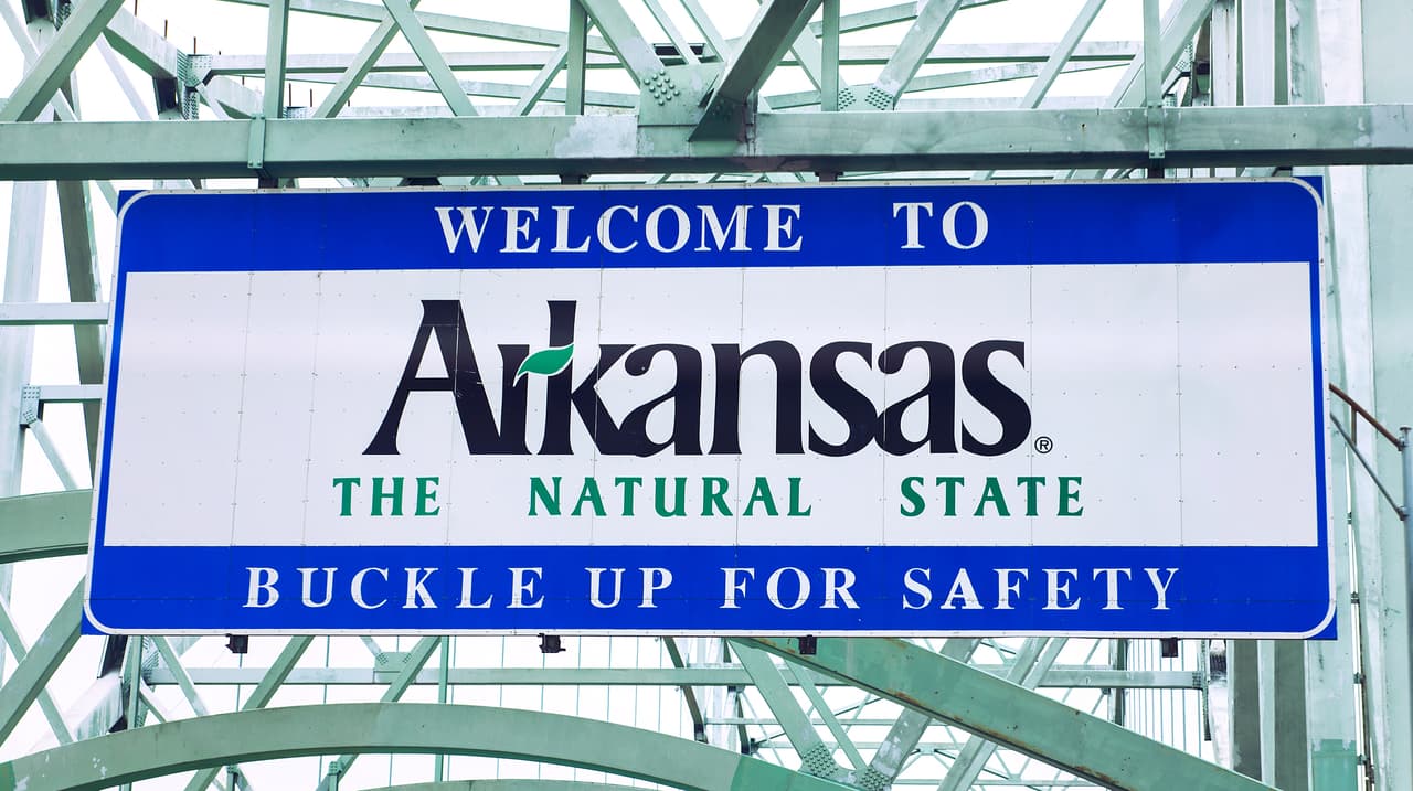 <b>Puesto 20. Arkansas</b>
<br>
<br>Costo anual promedio del mantenimiento de un automóvil: 2,822 dólares.
<br>
<br>Costo anual promedio de la revisión de la luz de reparación del motor encendida: 227 dólares en repuestos y 156 dólares en mano de obra.
<br>
<br>Costo anual promedio del seguro: 1,462 dólares.
<br>
<br>Gasto anual en gasolina por cada conductor con licencia en el estado: 978 dólares.
<br>
<br>Costo promedio de la gasolina al 20 de junio de 2021: 2.86 dólares por galón.
<br>
<br>Esta lista está basada en un estudio del portal 24/7 Wall St, que 
<a href="https://247wallst.com/special-report/2021/07/28/the-most-and-least-expensive-states-to-drive-2/"><u>calculó el costo promedio anual del mantenimiento</u></a> de un auto en función de los gastos básicos: reparaciones, seguro y gasolina. El cálculo no incluye el gasto en cuotas de crédito y otros relacionados con la compra del vehículo.