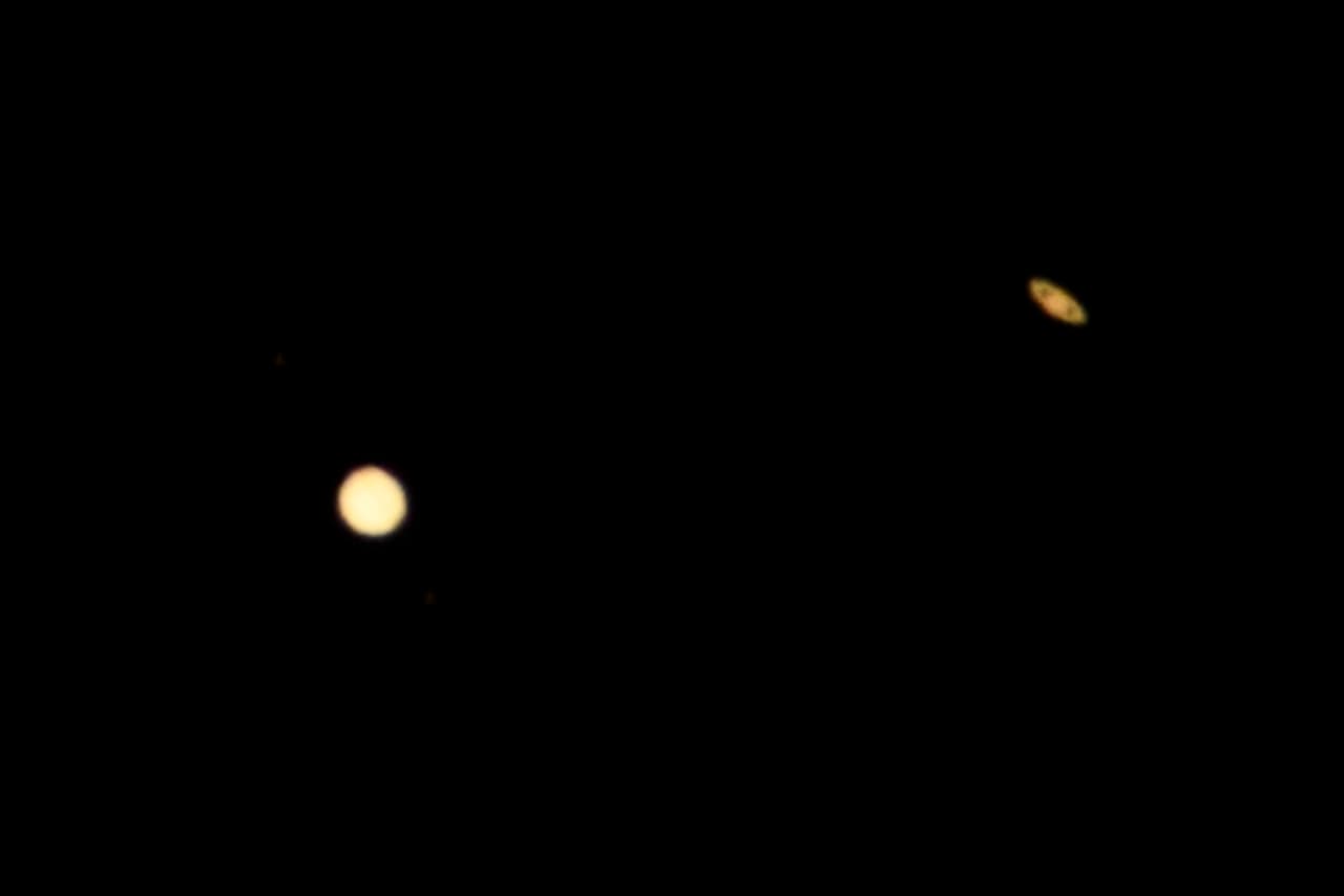 <b>Júpiter y Saturno alineados en Navidad.</b> Este fenómeno en el que los dos planetas más grandes del sistema solar a simple vista parecen una ‘estrella doble’ ocurre cada 20 años. 
<a href="https://www.univision.com/noticias/ciencia/conjuncion-saturno-y-jupiter-solsticio-de-invierno"><u>Alcanzó su máximo esplendor el día del solsticio de invierno (21 de diciembre)</u></a>, el día más corto y la noche más larga del año, y parecerá que se separan desde nuestra perspectiva en las semanas siguientes.